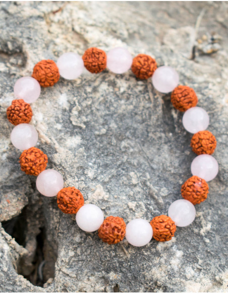Armband aus Rudraksha-Samen und Rosenquarz