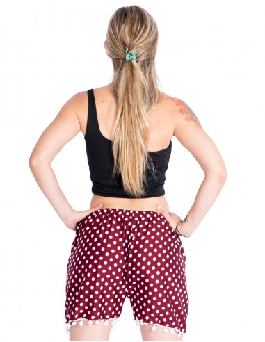 Shorts de bolinhas e pompons