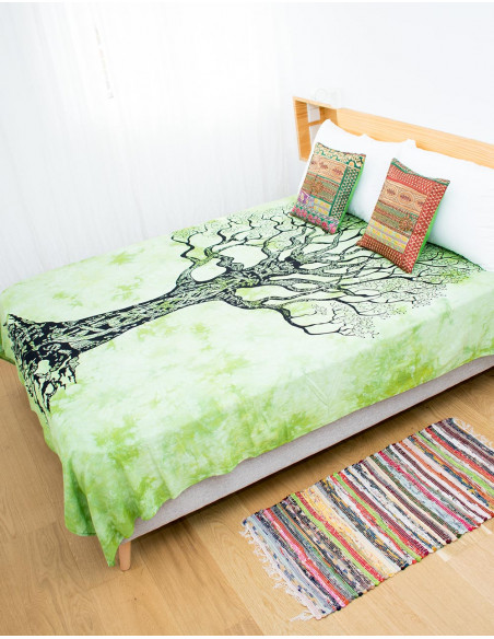 Grüner Wandteppich mit Baum