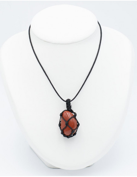 Pingente de pedra mineral com macramê