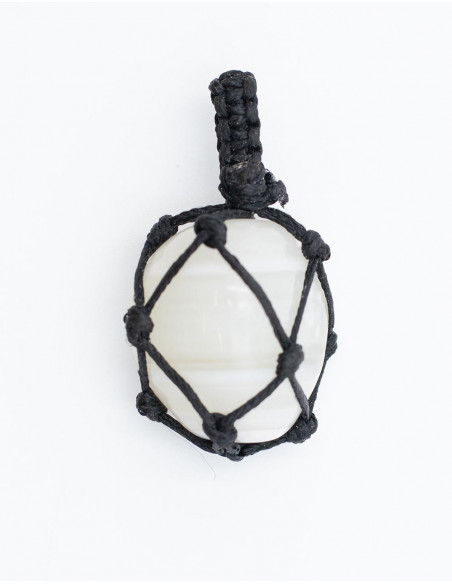 Pingente de pedra mineral com macramê