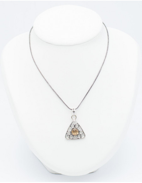 colgante-laton-plateado-triangulo-con-piedra-rosa