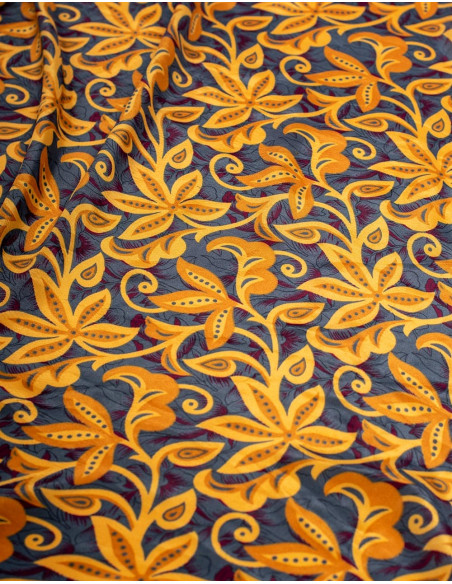 Langes Kleid mit Rüschen am Rücken