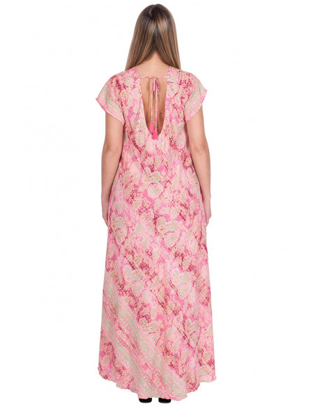 Abito rosa di grandi dimensioni