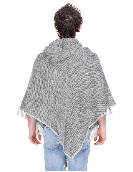 Poncho grigio con frange