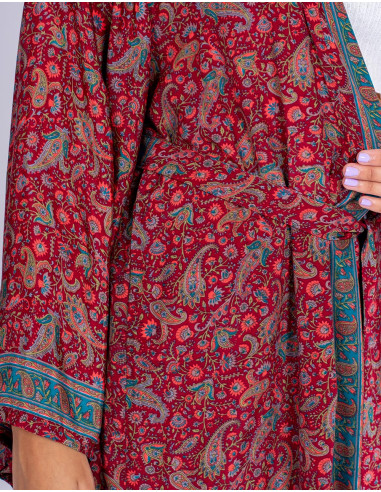 Langer burgunderroter Seidenkimono