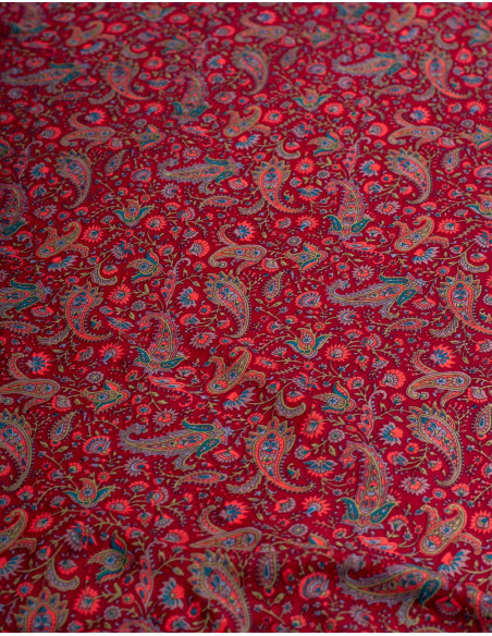 Langer burgunderroter Seidenkimono