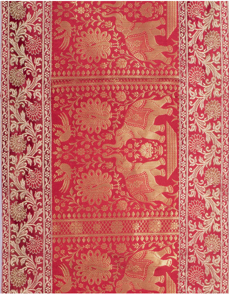 Leuchtend roter Tischläufer