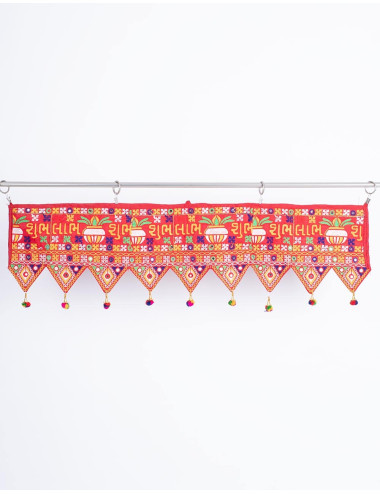 Roter Toran mit Perlen 2