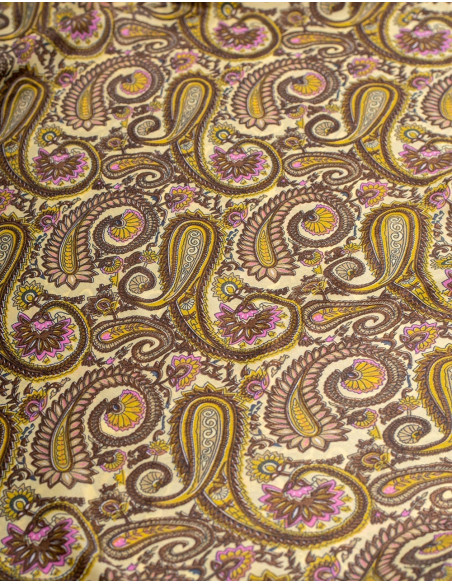Vestido envolvente de seda estampado em tons amarelos com desenhos paisley