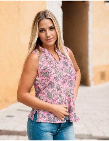 Camiseta de seda rosa com estampa de flores cinza
