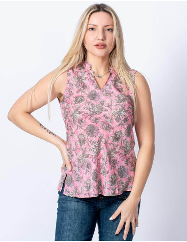 Camiseta de seda rosa com estampa de flores cinza