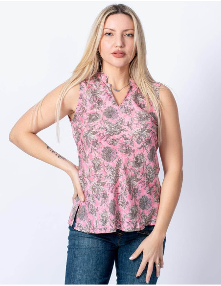 T-shirt in seta rosa con stampa di fiori grigi