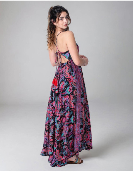 Langes Seidenkleid mit ethnischen Zeichnungen