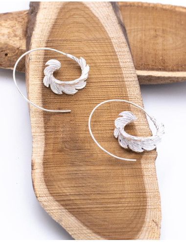 pendientes-circulares-hoja-con-relieve-plateado
