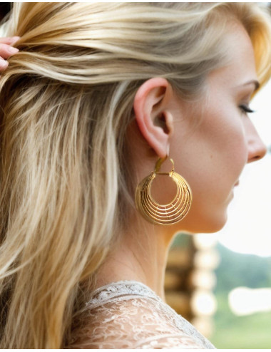 Goldfarbene Ohrringe im...