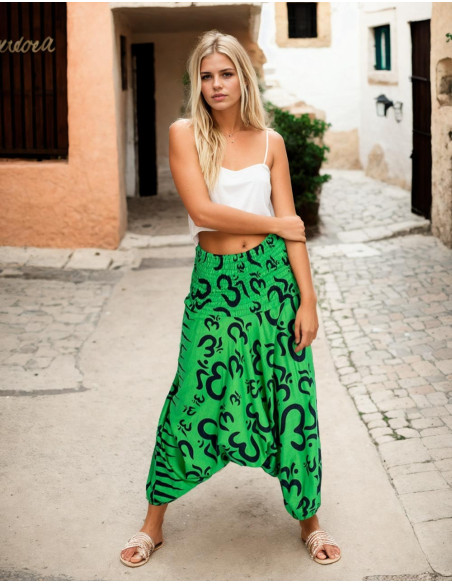 Pantaloni afghani in cotone verde con simboli Om disegnati in modo irregolare