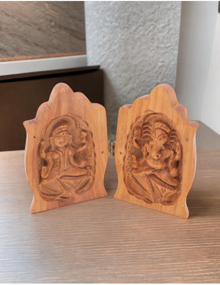 Statua delle mani di Hamsa con Ganesha e Lakshmi scolpiti all'interno