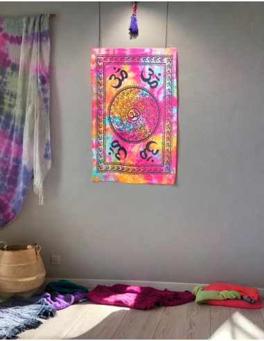 Tapeçaria Símbolo Om com Fundo Tie-Dye Multicolor - Harmonia e Energia Boêmia