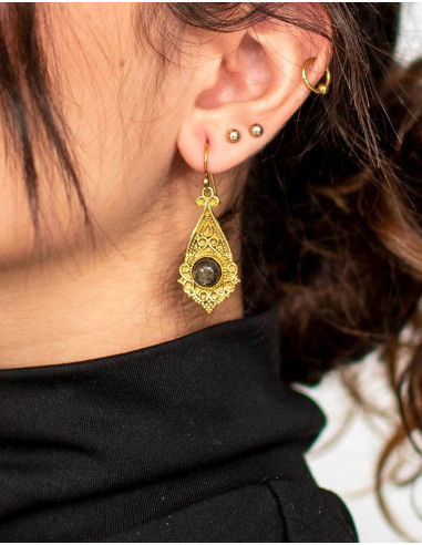 Handgeschnitzte Messingohrringe mit Naturstein – Ethno-Stil