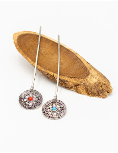 Haarstab aus versilbertem Messing mit kreisförmigem Ornament und Naturstein