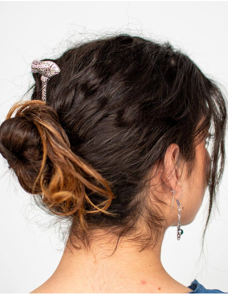 Bastoncino per capelli in metallo intagliato a mano: eleganza e artigianalità unica