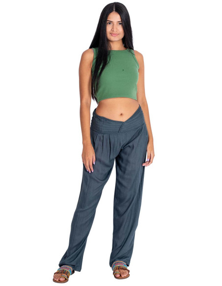 Calça reta cinza com detalhe em decote em V – Elegância étnica e conforto