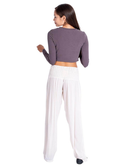 Calça reta off-white com detalhe de viseira – Estilo boêmio e artesanal