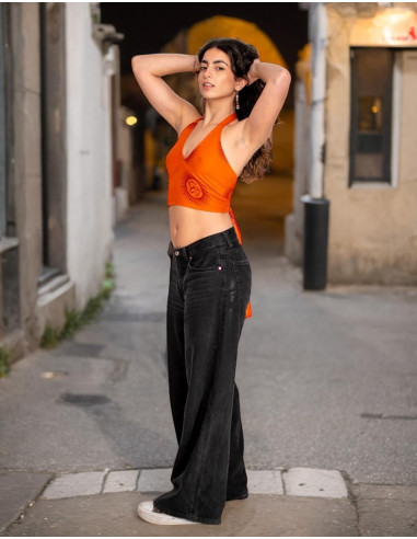 Crop top orange avec inscriptions en sanskrit :...