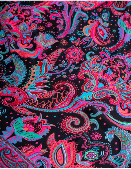 Abito lungo con stampa paisley e scollo a V – ispirazione etnica indiana