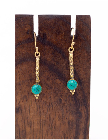 Pendientes dorados con piedra mineral