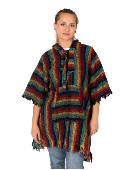 Poncho unissex feito à mão com capuz e detalhes em madeira.
