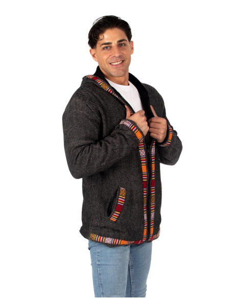 Graue Jacke mit rotem Besatz und Fleecefutter