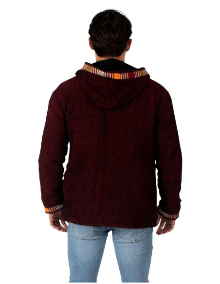 Warme rote Jacke mit handgefertigten Borten in Rot- und Orangetönen.