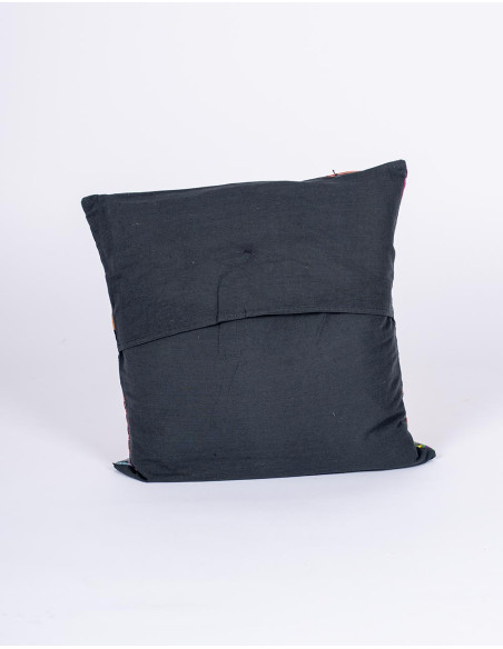 cojin-etnico-indio-estampado-fondo-negro