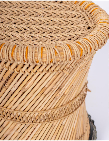 Banqueta artesanal de bambu com assento trançado