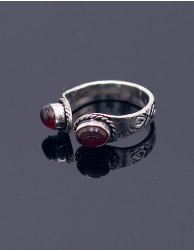 Bague ouverte artisanale ornée de deux pierres...