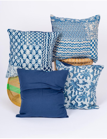 Capa de almofada azul e branca – Decoração étnica feita à mão