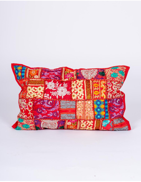 Housse de coussin patchwork rouge 60x40 – Artisanat indien unique