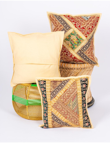 Coussin beige brodé à la main à l'indienne...