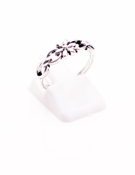 Anello indiano in ottone e argento, realizzato a mano con design etnico intagliato.