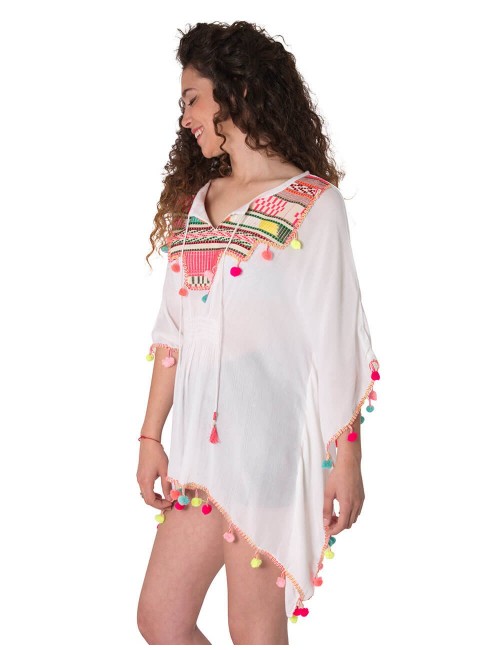 Poncho-blanco-bordado-hippie-chic