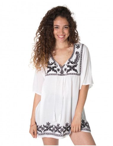 Weiße Bluse-mit-Stickfarben-Tunesischer-Hals-Boho