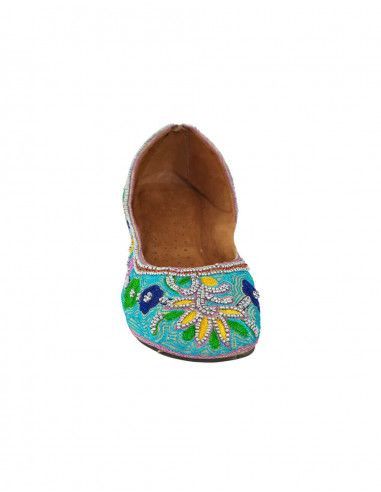 Dançarina mulher azul claro com bordado hippie