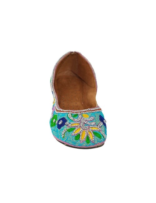 Hellblaue Tänzerin mit Hippie-Stickerei