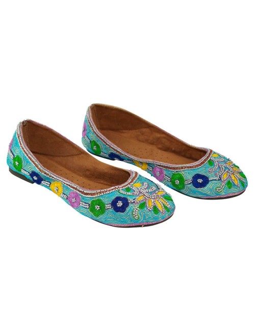 Bailarina-de-mujer-celeste-con-bordados-étnicos-y-piedras