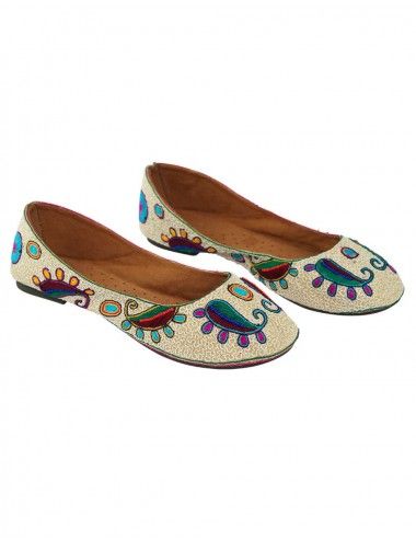 Bailarina-mujer-beige-étnica-bordados-y-piedras