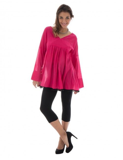 breite Bluse-Frau-mit-Pompons