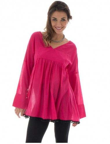 breite Frauenbluse mit breiten Pompons