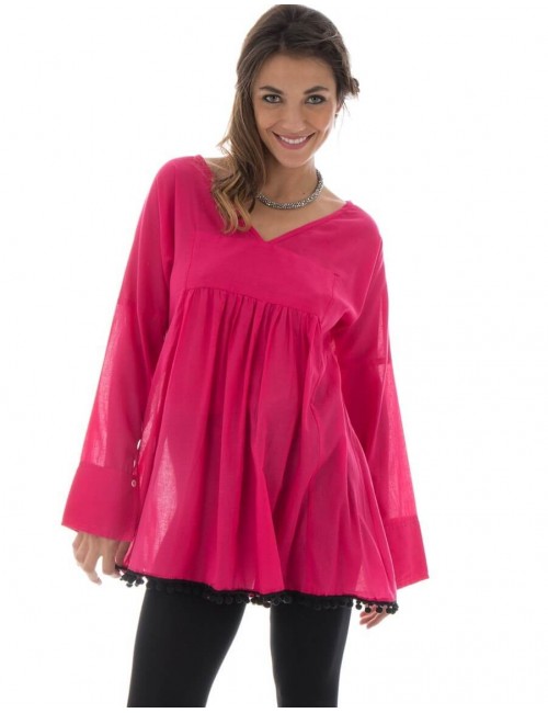 breite Frauenbluse mit breiten Pompons